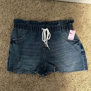 Women’s tie front paper bag denim shorts size L. New with tags